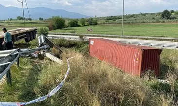 Otoyolda devrilen TIR'ın sürücüsü öldü #osmaniye