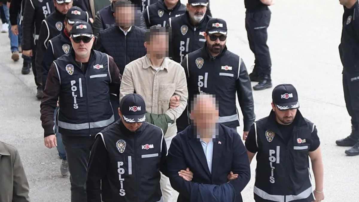 CHP’li Tepebaşı Belediyesine operasyonda 15 şüpheli tutuklandı CHP’li Tepebaşı Belediyesine operasyonda 15 şüpheli tutuklandı