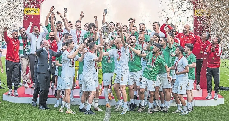 Timsah tacını taktı