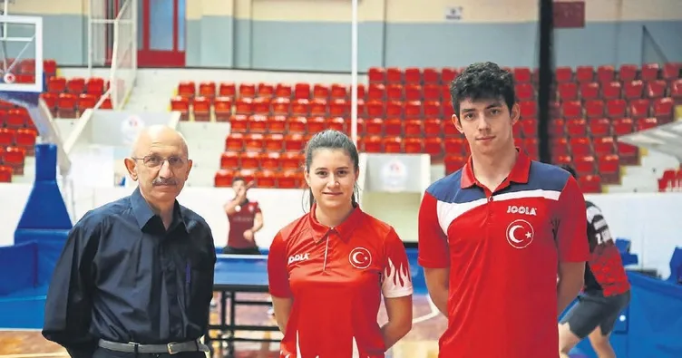 Olimpiyat vizesi için raket sallıyor