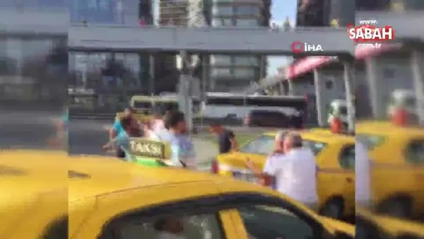 Müşterisine saldıran taksiciyi meslektaşları böyle darp etti!