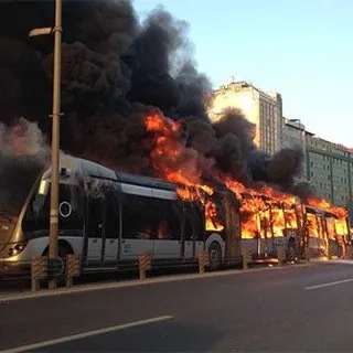 Son Dakika Haberi: Metrobüste yangın çıktı! İstanbul'da Metrobüs seferleri aksıyor