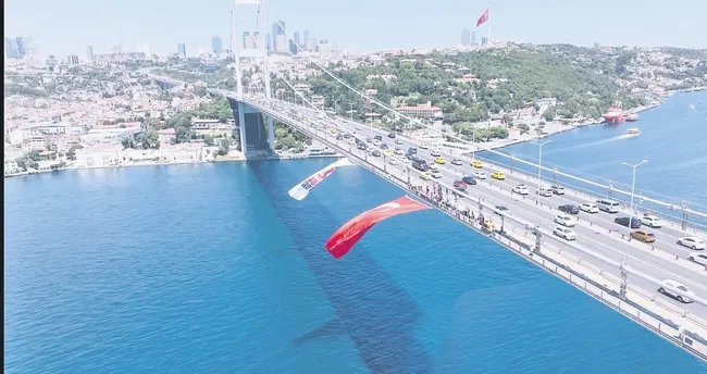 Boğaz köprülerinde ay yıldız dalgalanıyor