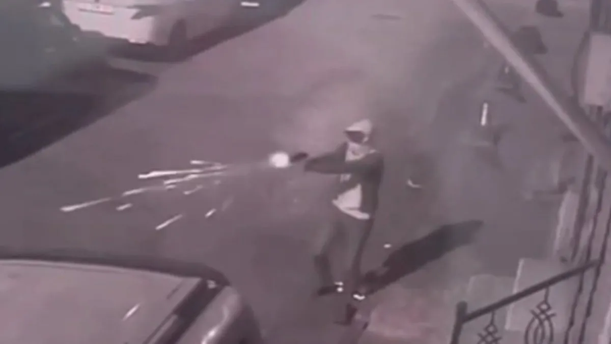 Sultangazi’de park halindeki araca silahlı saldırı: Olay anı kamerada! Sultangazi’de park halindeki araca silahlı saldırı: Olay anı kamerada!