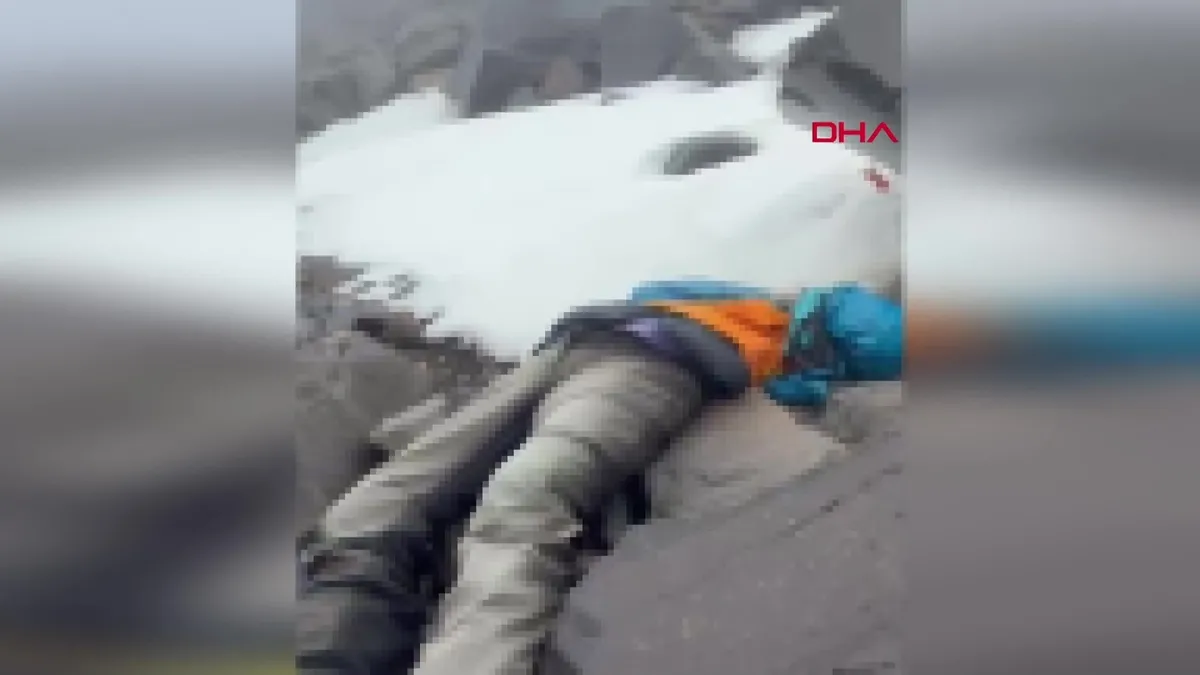 Kadın dağcının cesedi, kaybolduktan 112 gün sonra bulundu: Cenaze, ekipler tarafından Ağrı Dağı’ndan indirildi | Video videosunu izle Kadın dağcının cesedi, kaybolduktan 112 gün sonra bulundu: Cenaze, ekipler tarafından Ağrı Dağı’ndan indirildi | Video videosunu izle
