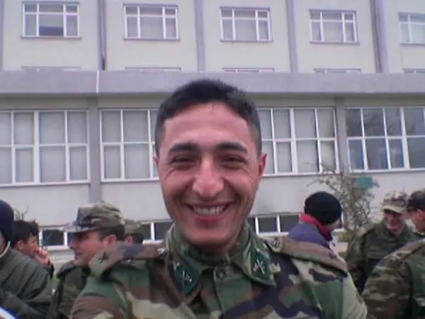evlat-hasretiyle-gecen-18-yil-sehit-ustegmenin-anne-ve-babasinin-bayram-nobeti-1779876127141.jpg