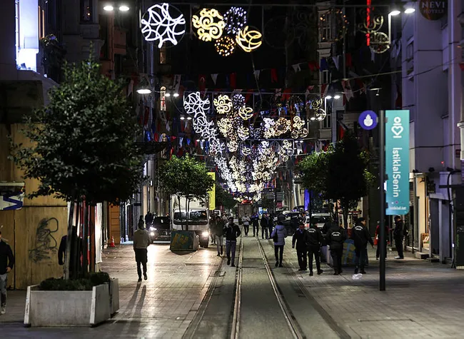 istiklal-caddesi-esnafi-banklarin-kaldirilmasini-talep-etti-1668445952758.jpg İstiklal Caddesi esnafı, bankların kaldırılmasını talep etti