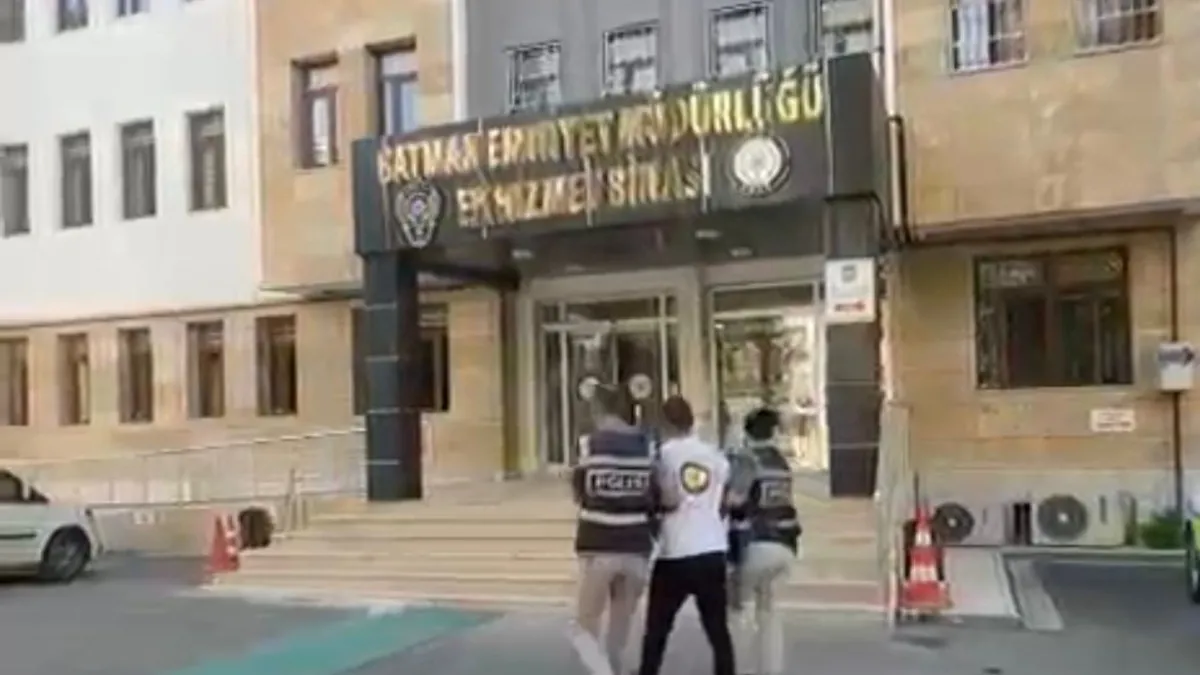 Ağrı'da 13 yıl önce işlenen faili meçhul cinayet dosyasıyla ilgili adliye binası önü.