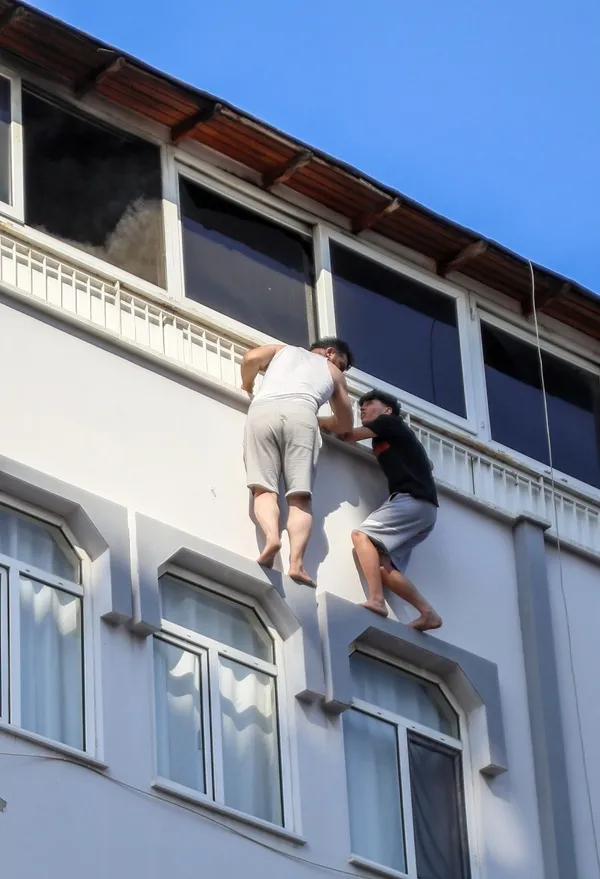 apartmanda-cikan-yanginda-can-pazari-yasandi-1784632220294.jpg