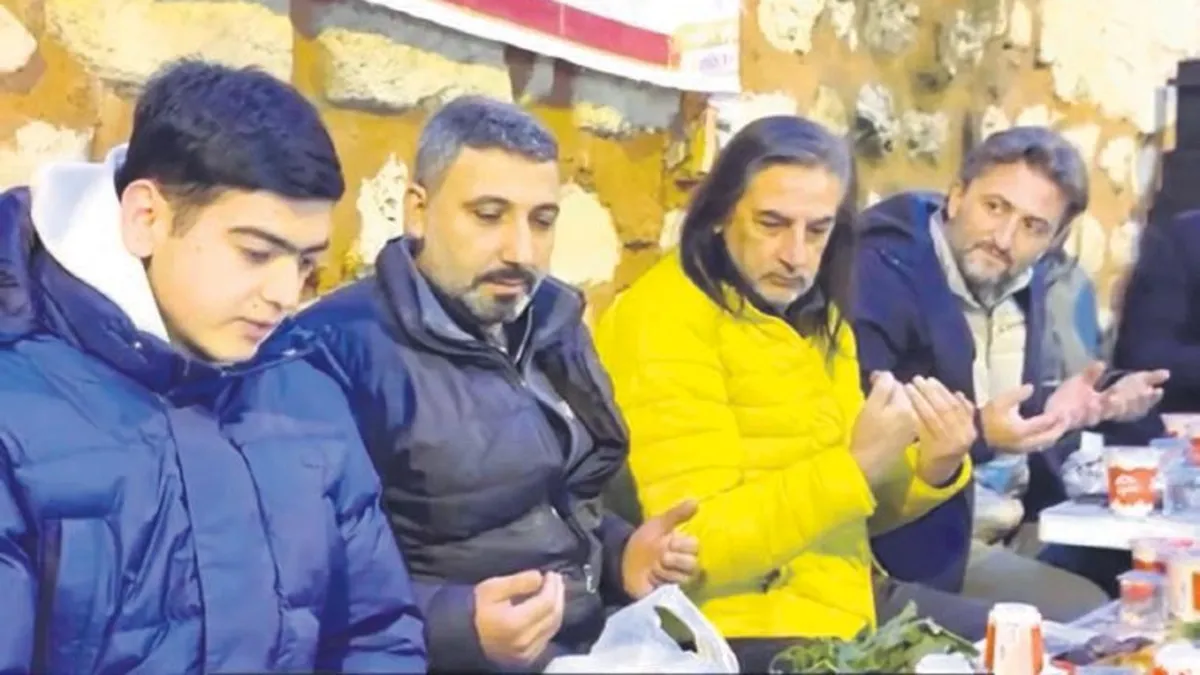 Ramazanı mahallesinde geçiriyor! Çelik’ten komşuluk ve paylaşım dersi: “Oruç, aç kalmak değil; nefis mücadelesi!” – Galeri Ramazanı mahallesinde geçiriyor! Çelik’ten komşuluk ve paylaşım dersi: “Oruç, aç kalmak değil; nefis mücadelesi!” – Galeri