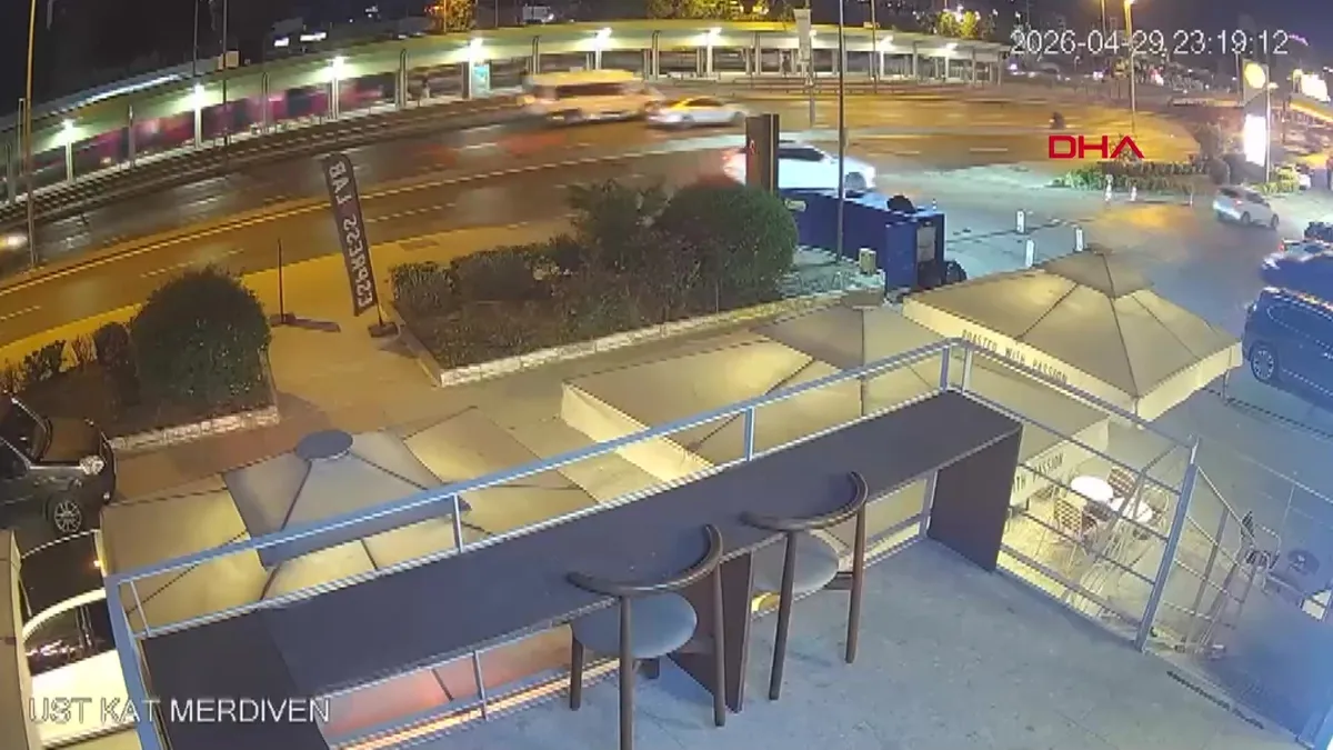 Bakırköy’de otomobil kafedeki müşterilerin arasına daldı; kaza kamerada: 6 yaralı | Video videosunu izle Bakırköy’de otomobil kafedeki müşterilerin arasına daldı; kaza kamerada: 6 yaralı | Video videosunu izle