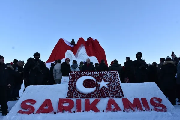 sarikamis-sehitleri-anisina-yapilan-kardan-heykeller-acildi-1767448923712.jpg