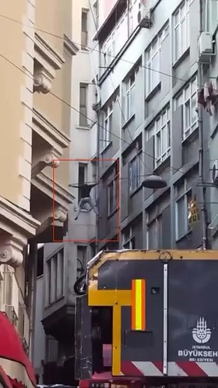beyoglunda-yurekler-agza-geldi-elektrik-tellerinden-hava-minderine-dustu-1786804786446.jpeg