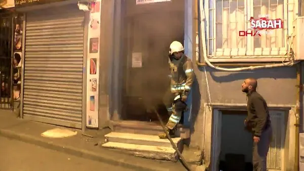 İstanbul Fatih'te yangın paniği! Mahsur kalan anne ve oğlu kurtarıldı