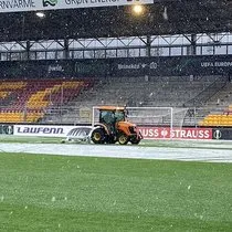 Fenerbahçe’nin rakibi Nordsjaelland’ın sahasında kar temizleme çalışmaları yapıldı