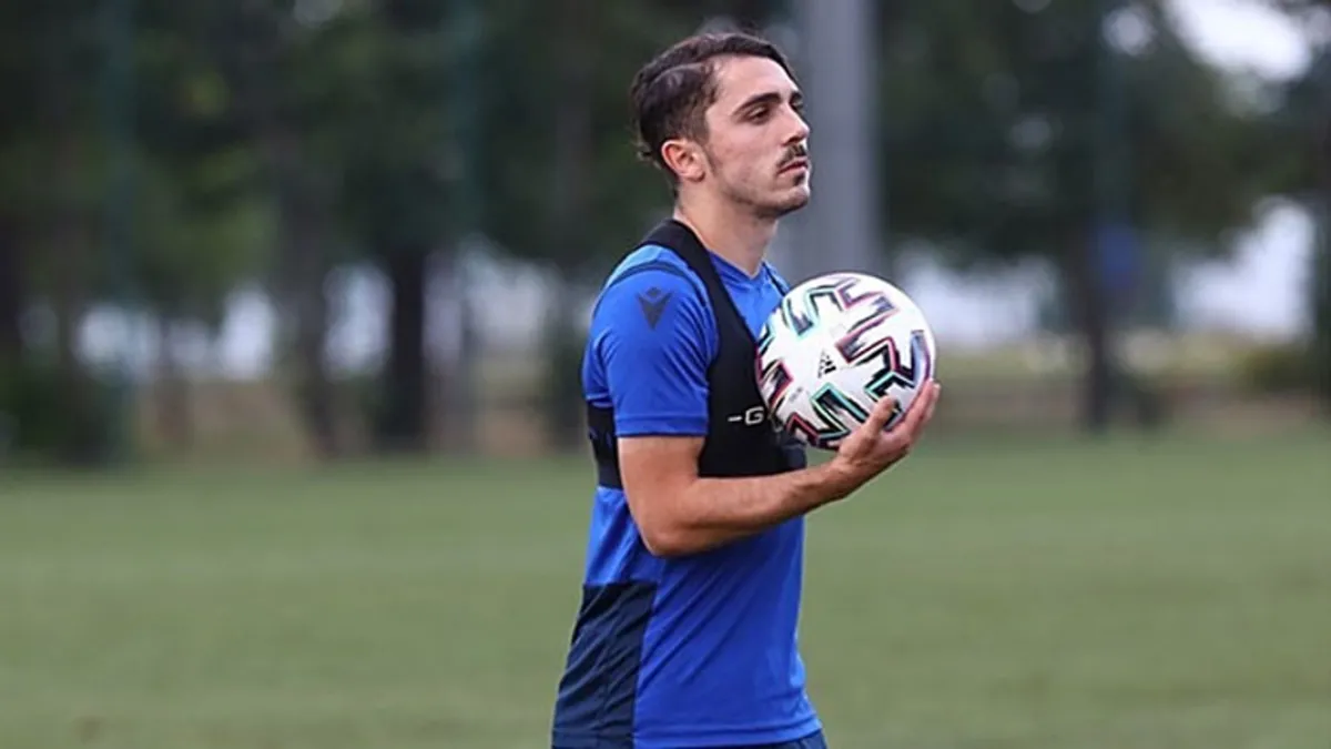 Erzurumspor FK Başkanı Ahmet Dal bir toplantıda konuşuyor