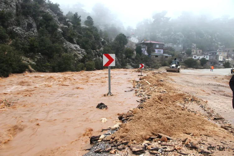 Son dakika... Mersin’deki sel hayatı felç etti! Okullar tatil edildi