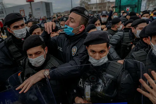 son-dakika-haberi-izmirdeki-bogazici-provokasyonunda-51-kisi-gozaltina-alindi-39unun-terorden-kaydi-var-1612418291429.jpg Son dakika haberi! İzmir'deki Boğaziçi provokasyonunda 51 kişi gözaltına alındı! 39'unun terörden kaydı var