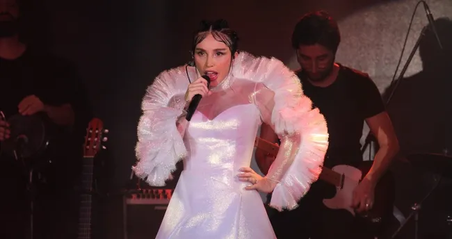 Popçu Gülşen doğum sonrası ilk kez sahnede!