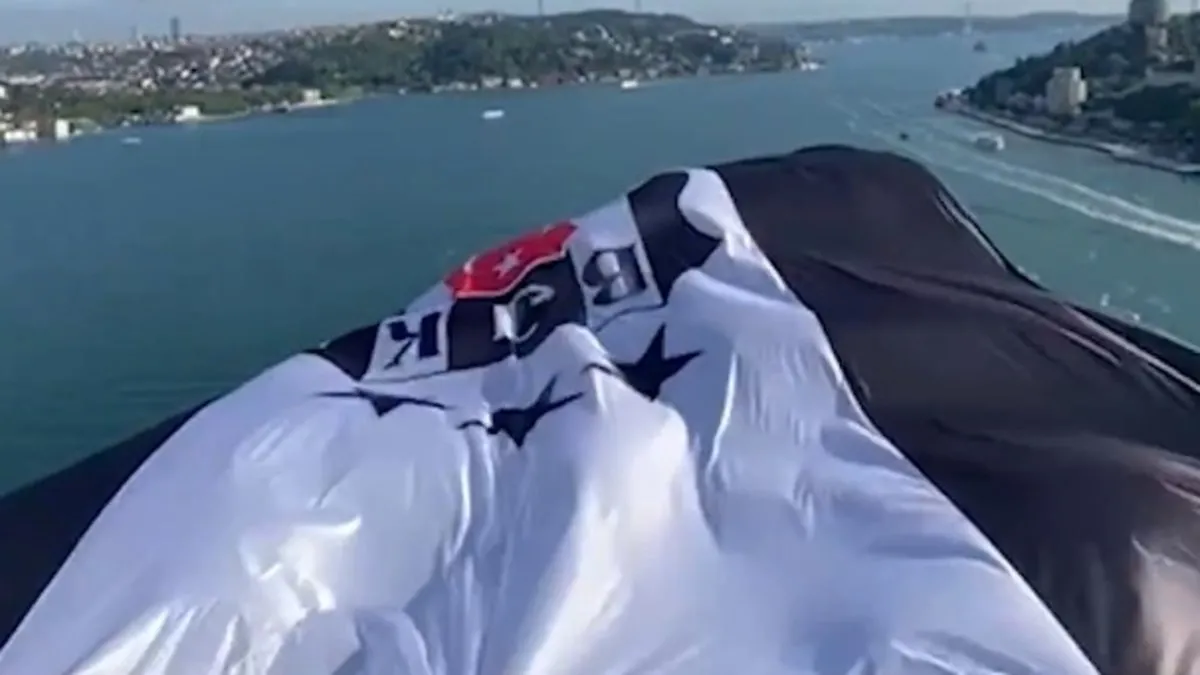 Ziraat Türkiye Kupası şampiyonu Beşiktaş'ın bayrağı, İstanbul'daki iki köprüye asıldı