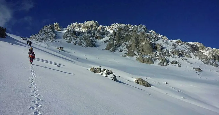 Dağcılar fırtına ve tipiye aldırmadı