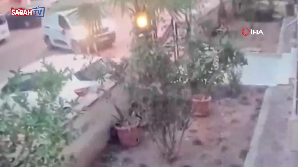 Tartıştığı kişinin üzerine aracı sürüp kapıya sıkıştırdı! Dehşet dolu dakikalar kameraya böyle yansıdı | Video videosunu izle Tartıştığı kişinin üzerine aracı sürüp kapıya sıkıştırdı! Dehşet dolu dakikalar kameraya böyle yansıdı | Video videosunu izle