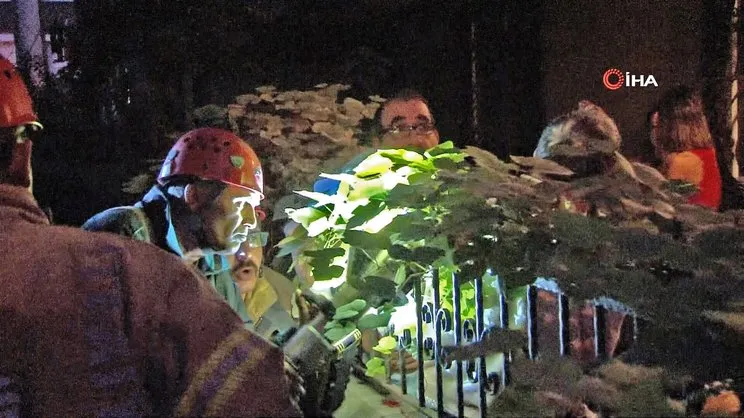 Son dakika haberi: İstanbul'da kan donduran görüntü! Balkondan düşen bir kişi korkuluklara saplandı | | Video