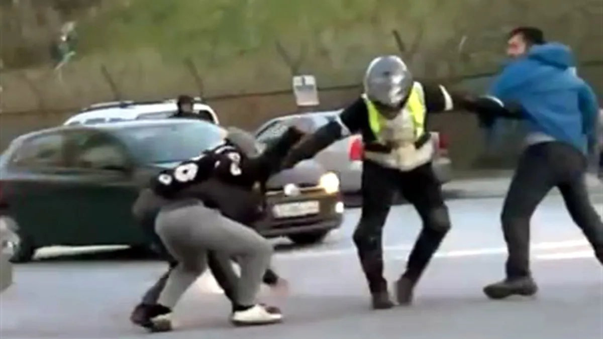 İstanbul’da AVM otoparkındaki iftar öncesi tekme tokat kavga kamerada | Video videosunu izle İstanbul’da AVM otoparkındaki iftar öncesi tekme tokat kavga kamerada | Video videosunu izle