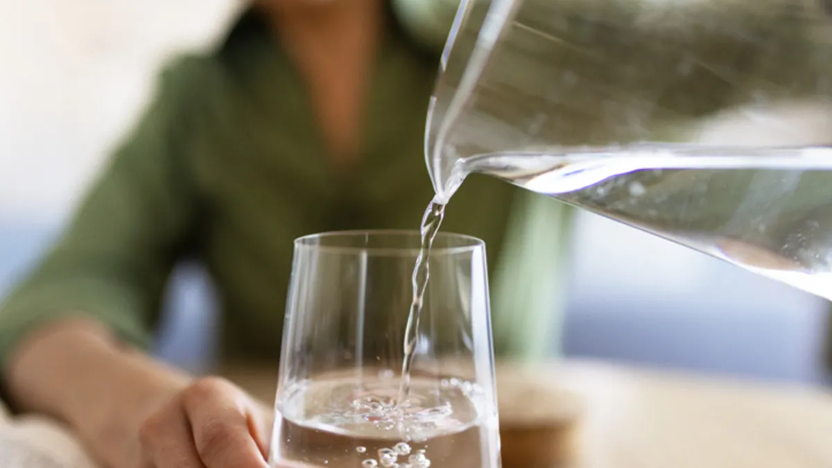 Su içiyorum derken kendinizi zehirlemeyin: Su tüketimiyle ilgili doğru bilinen yanlışları uzmanı açıkladı! Su içiyorum derken kendinizi zehirlemeyin: Su tüketimiyle ilgili doğru bilinen yanlışları uzmanı açıkladı!