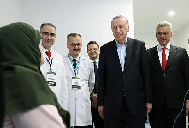 baskan-erdogandan-guneysuda-hastalara-ziyaret-o-diyalog-yureklere-dokundu-allah-senden-razi-olsun-1774028562062.jpeg