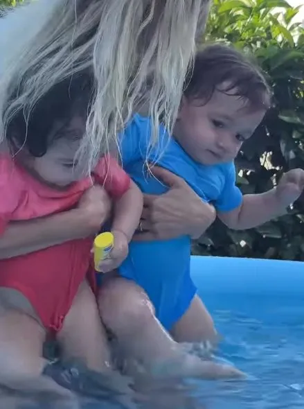Seray Sever’den ikiz kızlarıyla eğlenceli havuz paylaşımı! Seray Sever’in ikizleriyle sevimli halleri ilgi odağı oldu!