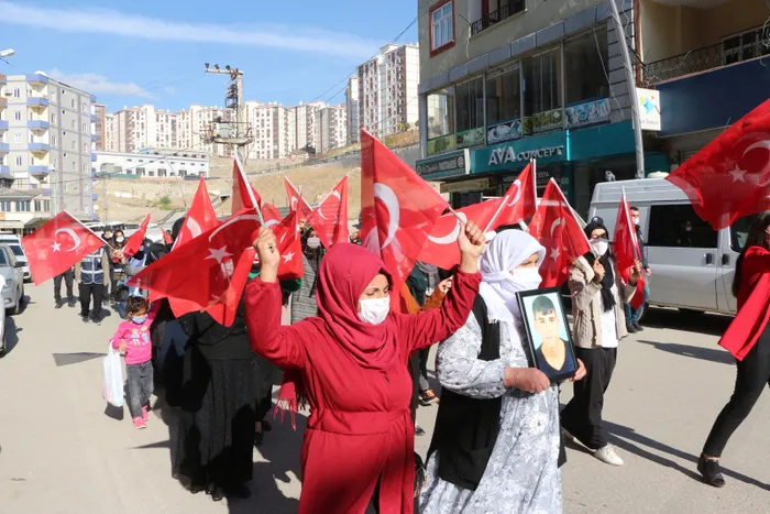 Evlat nöbetindeki aileler ile HDP'liler arasında gerginlik çıktı!