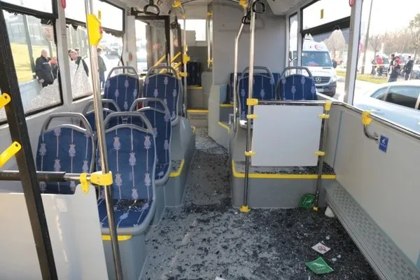 Üsküdar'da otobüs durağa daldı!