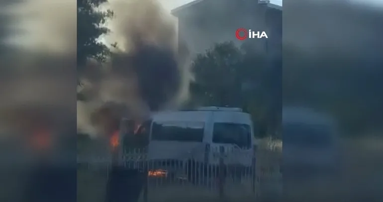 Diyarbakır’da alevlere teslim olan minibüs küle döndü