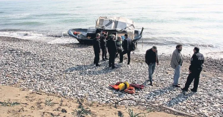 Mülteci teknesi sahile vurdu