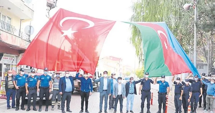 Tufanbeyli’ye dev Türk ve Azerbaycan bayrakları asıldı