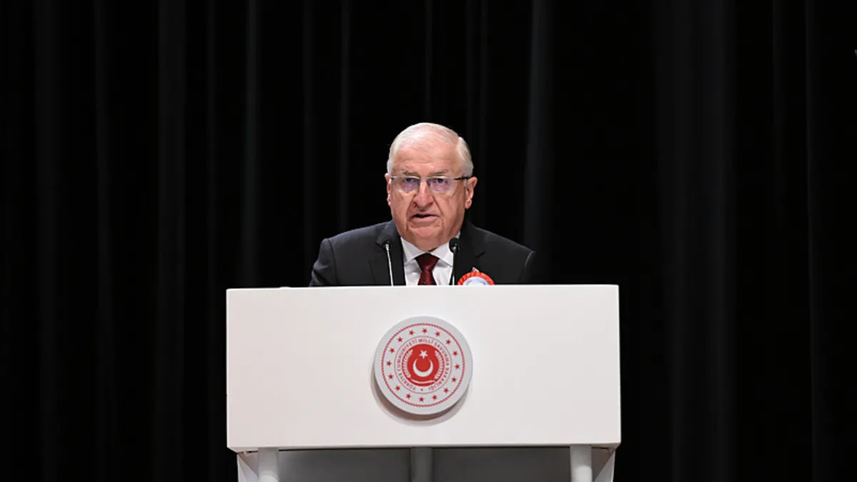 Milli Savunma Bakanı Yaşar Güler konuşma yaparken