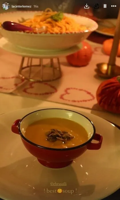 Ebru Şallı yakışıklı oğlu Beren ile müstakbel gelinini evinde ağırladı! Genç aşıklar birbirlerine çok yakıştırılıyor...