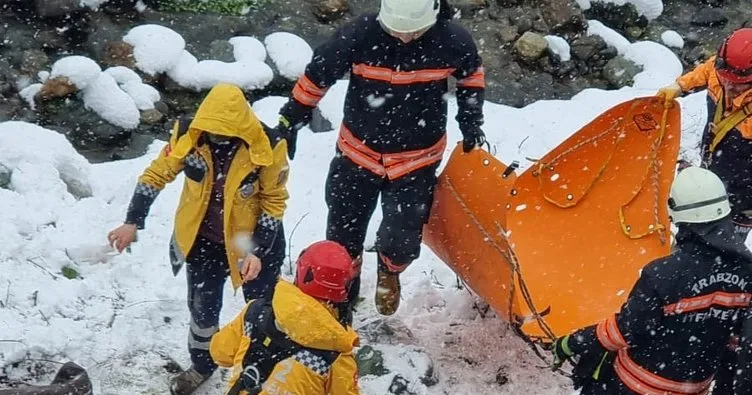 Trabzon’da ’buzlanma’  nedeniyle dereye düşen araçta sürücü hayatını kaybetti, oğlu yaralandı