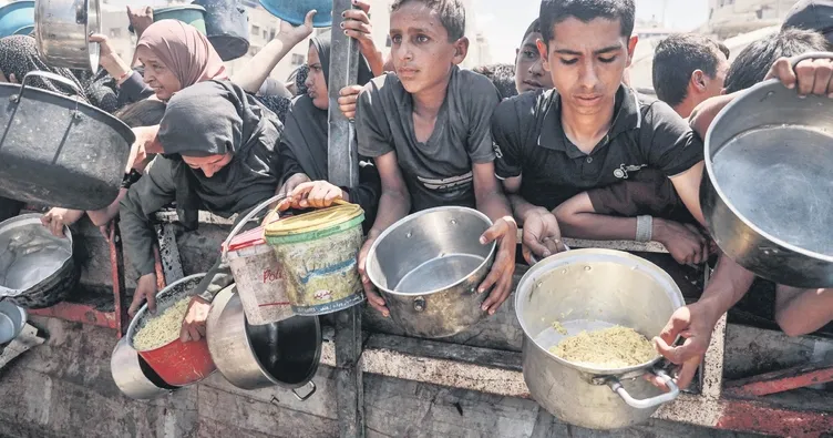 Açlıktan 303 ölüm