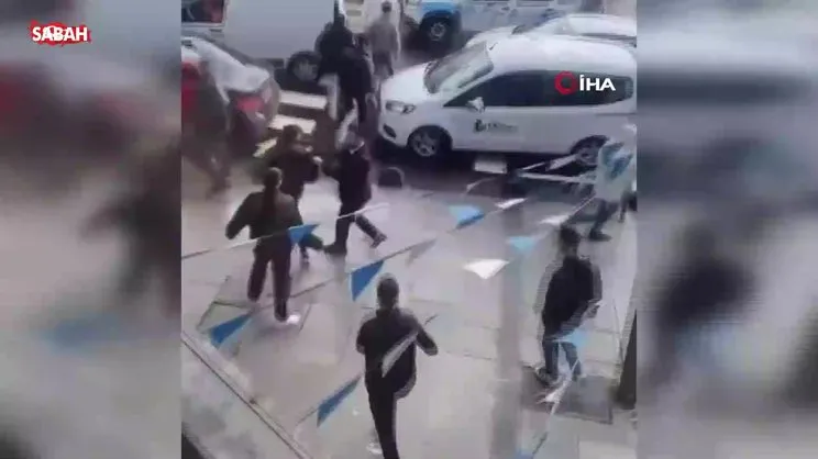 Arnavutköy’de gençlerin tekmeli yumruklu kavgası kamerada | Video