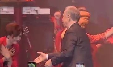 Gazeteci, siyasetçiyi alkışlar mı?