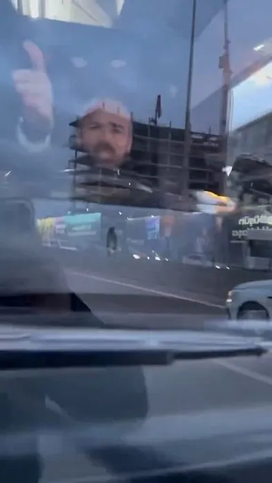 Kadıköy’de İETT şoförü, otobüsü sürücünün üzerine sürdü!
