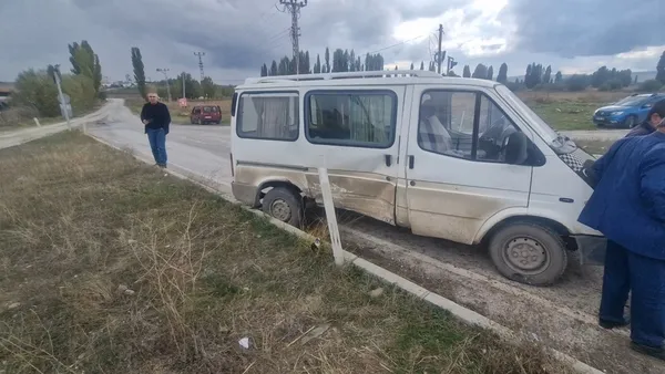 minibus-ile-otomobil-carpisti-6-yarali-1792085123103.jpg