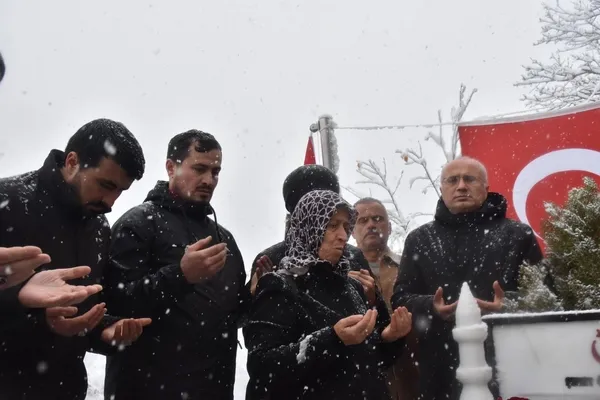 sehit-necmettin-ogretmen-24-kasimda-mezari-basinda-dualarla-anildi-1732456095616.jpg