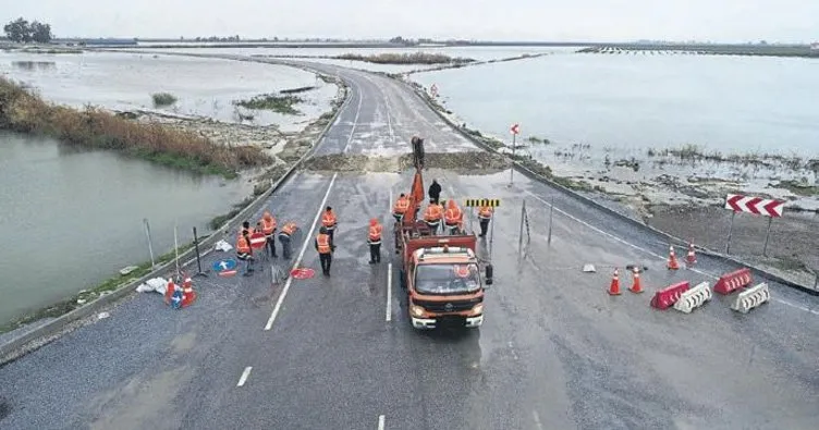 Seyhan Nehri taştı yol trafiğe kapandı