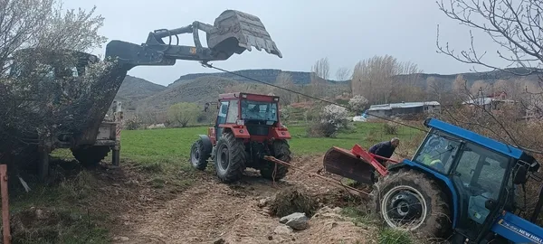 sarampole-kayan-traktor-is-makinesiyle-kurtarildi-1777554455837.jpg