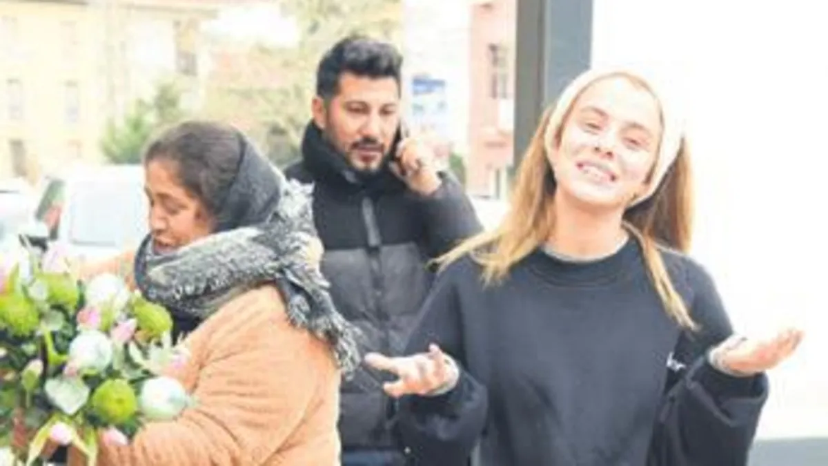 Seyyar satıcıdan çiçek yaptırdı