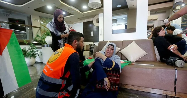 İsrail askeri Filistin bayrağı taşıyan göstericiyi ve ona yardıma koşan sağlıkçıyı vurdu