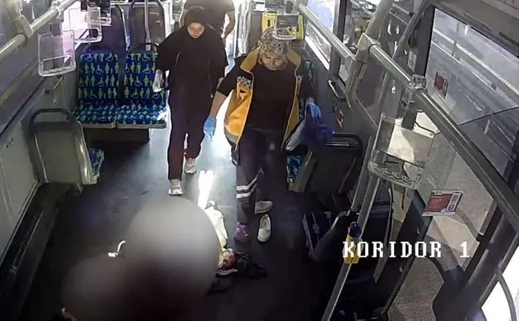Hamile kadın metrobüste doğurdu! O anlar kamerada